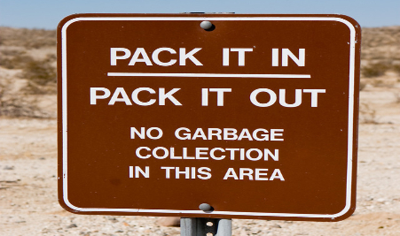 تابلویی که به بسته بندی زباله‌ها اشاره دارد و به کمپینگ پاک کمک می‌کند 