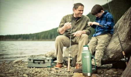 یک پدر و پسر در کمپ کنار دریاچه