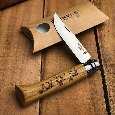 چاقوی ان 08 انیمالیا داگ است با دسته ساخته شده از چوب بلوط و تیغه ای از جنس استیل ضدلک