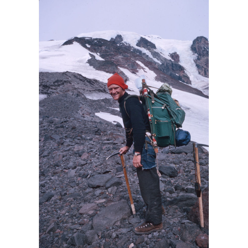 تصویر  جان باروز در حین کوهنوردی