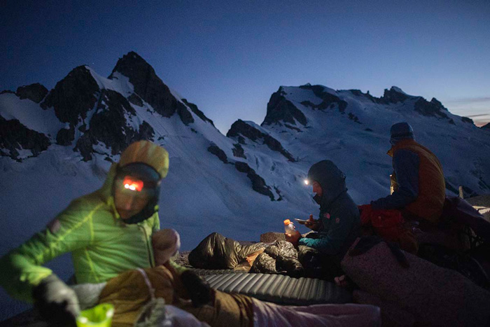 چند کوهنورد با هدلامپ کوهنوردی در شب