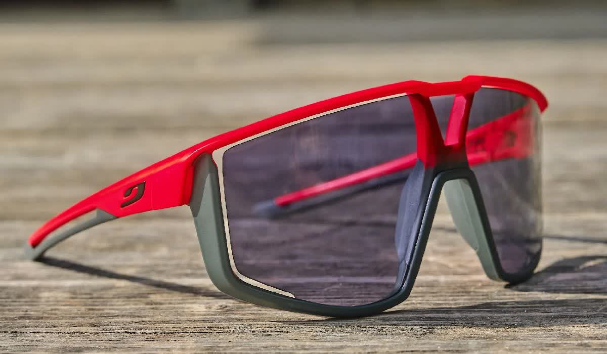 عینک کوهنوردی با دسته های قرمز رنگ 