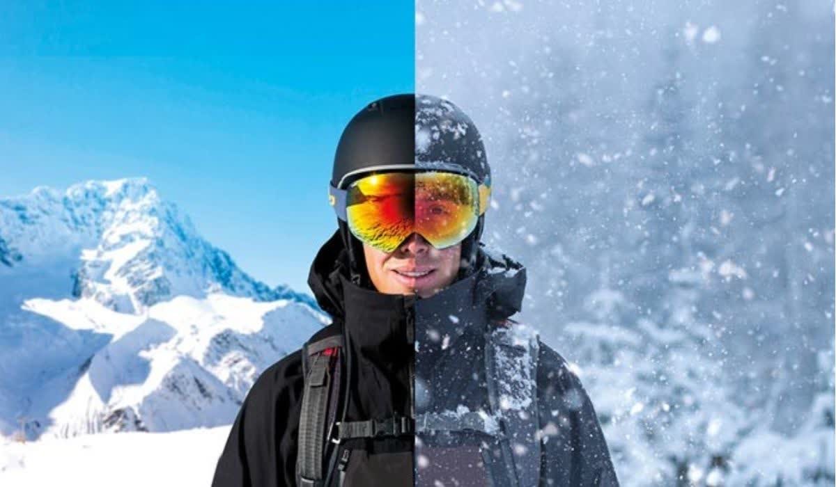 یک کوهنورد با عینک در هوای برفی 