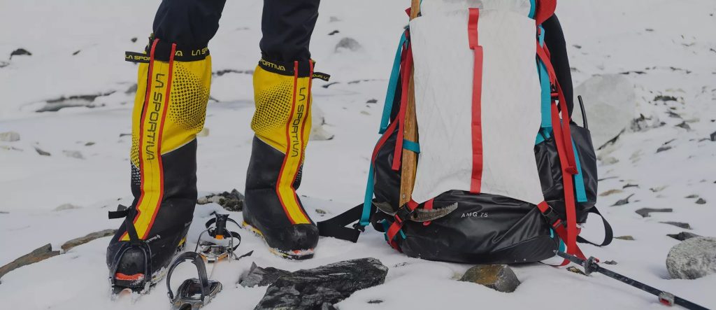 نمای گتر کوهنوردی در پای یک کوهنورد