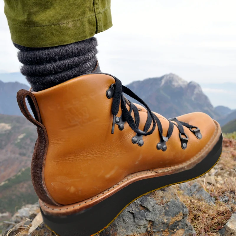 کفش کوهنوردی از جنس چرم طبیعی