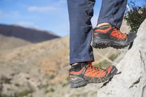 design fit the best mountaineering shoes 300x200 1 - بهترین کفش کوهنوردی چهار فصل خارجی